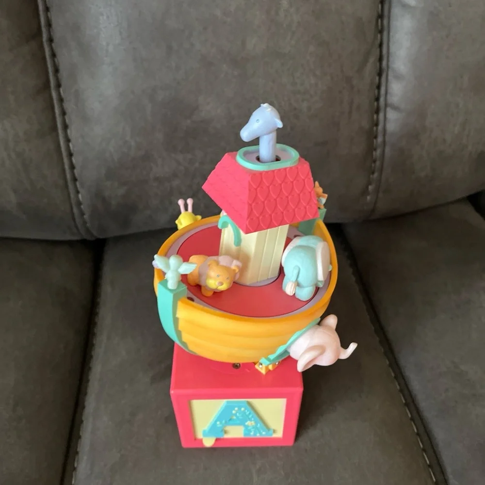 Vintage Enesco Moments Collection, musical Noah's Ark. Perfect!